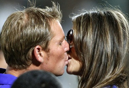 IPL 2011: Shane Warne and Liz Hurley kissing together after match